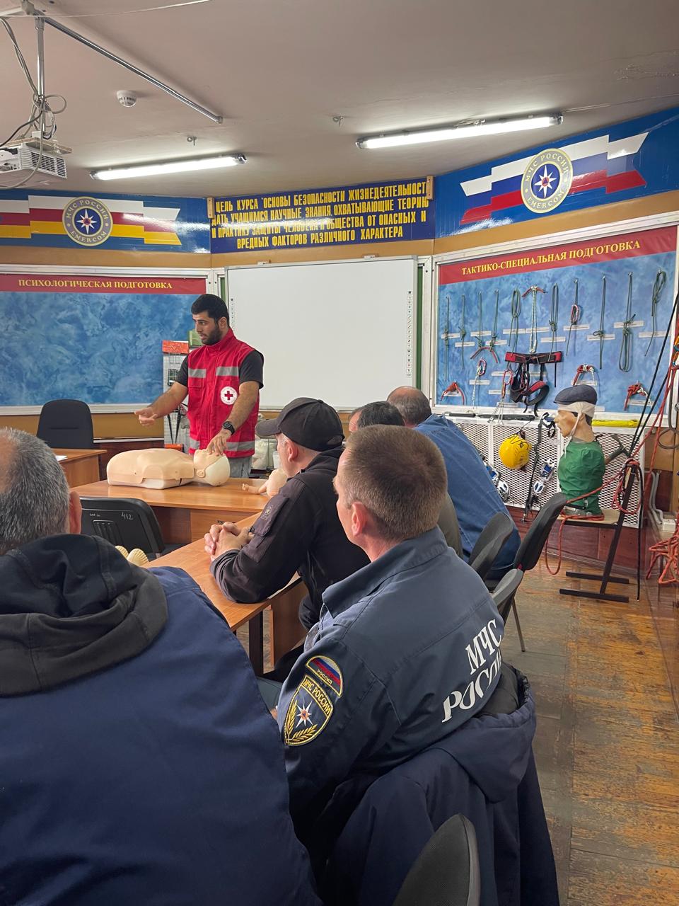 В Учебно-методическом центре ГКУ «Центр», в рамках тесного многолетнего сотрудничества между ГКУ «Центр» и СОРО ООО «Российский Красный Крест», прошли занятия со спасателями РППСС